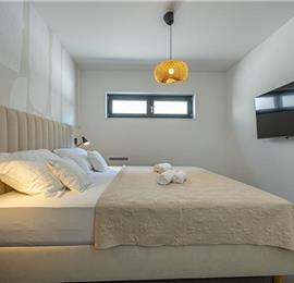 4 bedroom villa with infinity pool and sea views in Crikvencia, Rijeka, sleeps 8